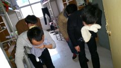 学生们在宿舍进行消防演练